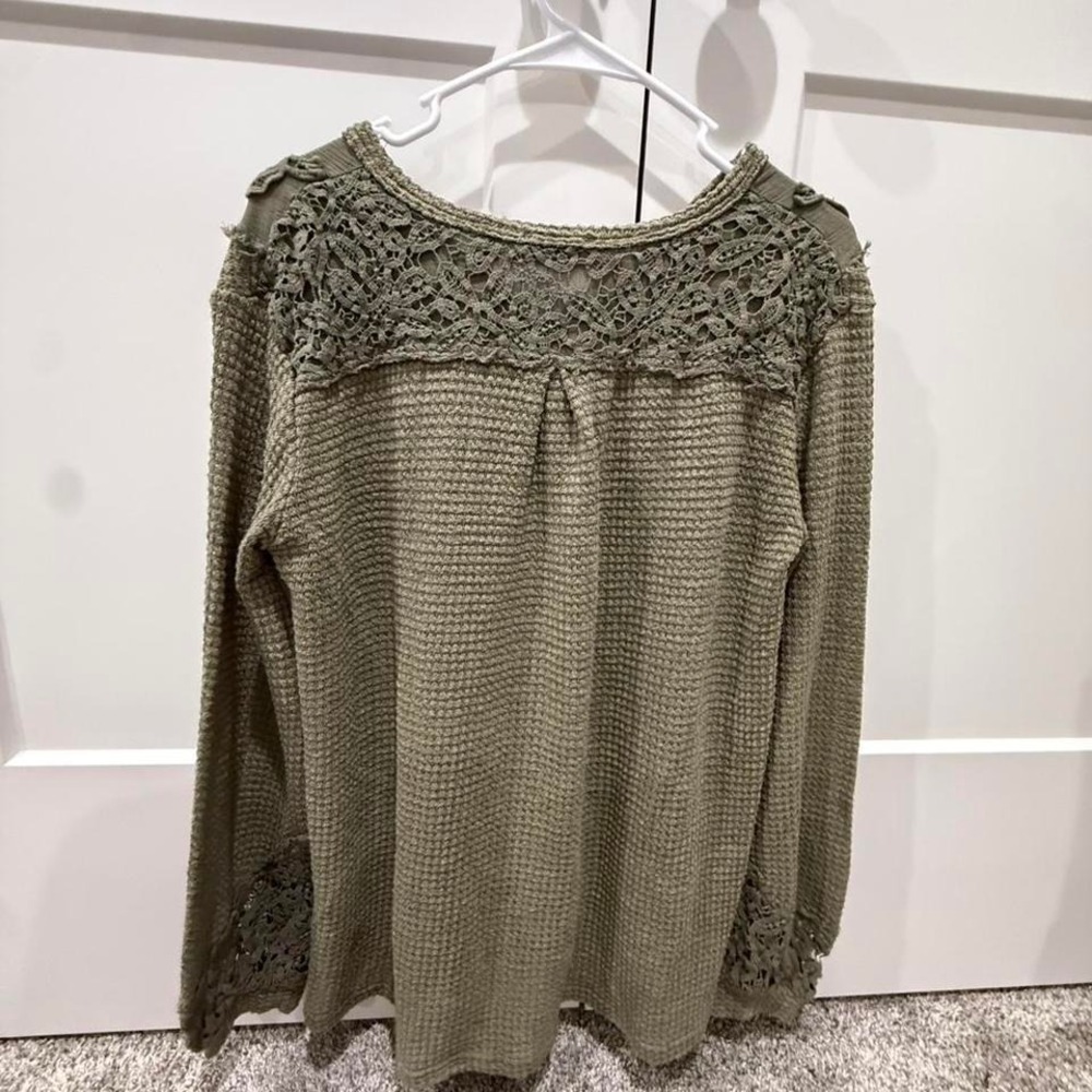 Miss Me Womens Olive Green Waffle Knit Crochet Lace Henley Top Medium - Picture 2 of 3